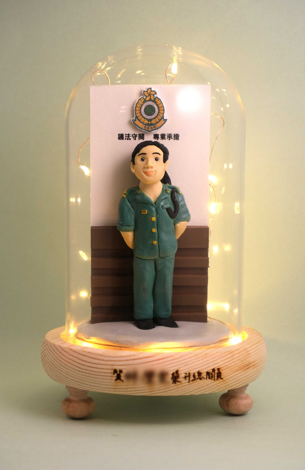 榮休記念小禮品,內有LED燈效,可客製名字.提供相片客製人物造型