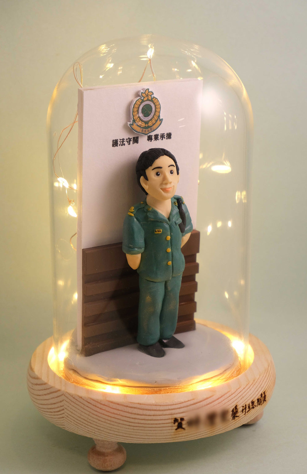 榮休記念小禮品,內有LED燈效,可客製名字.提供相片客製人物造型