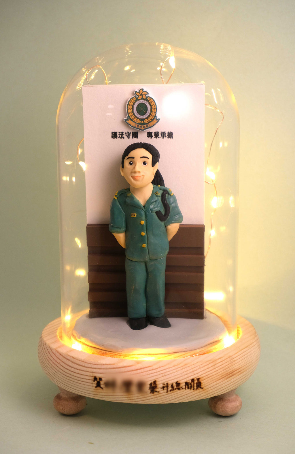 榮休記念小禮品,內有LED燈效,可客製名字.提供相片客製人物造型
