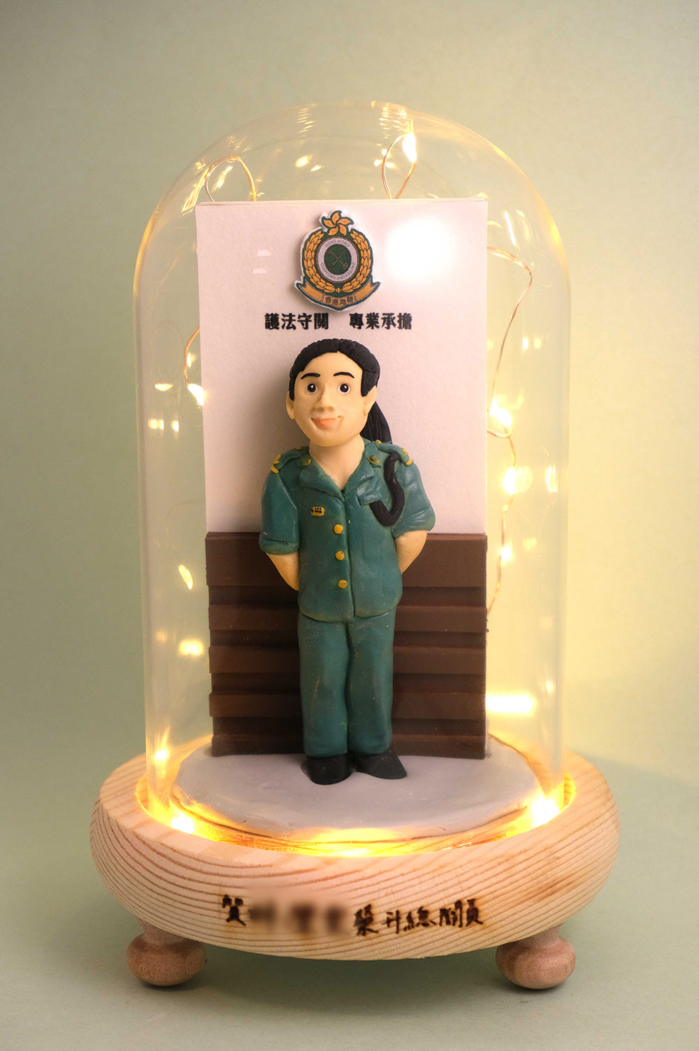 榮休記念小禮品,內有LED燈效,可客製名字.提供相片客製人物造型