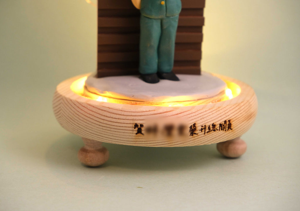 榮休記念小禮品,內有LED燈效,可客製名字.提供相片客製人物造型