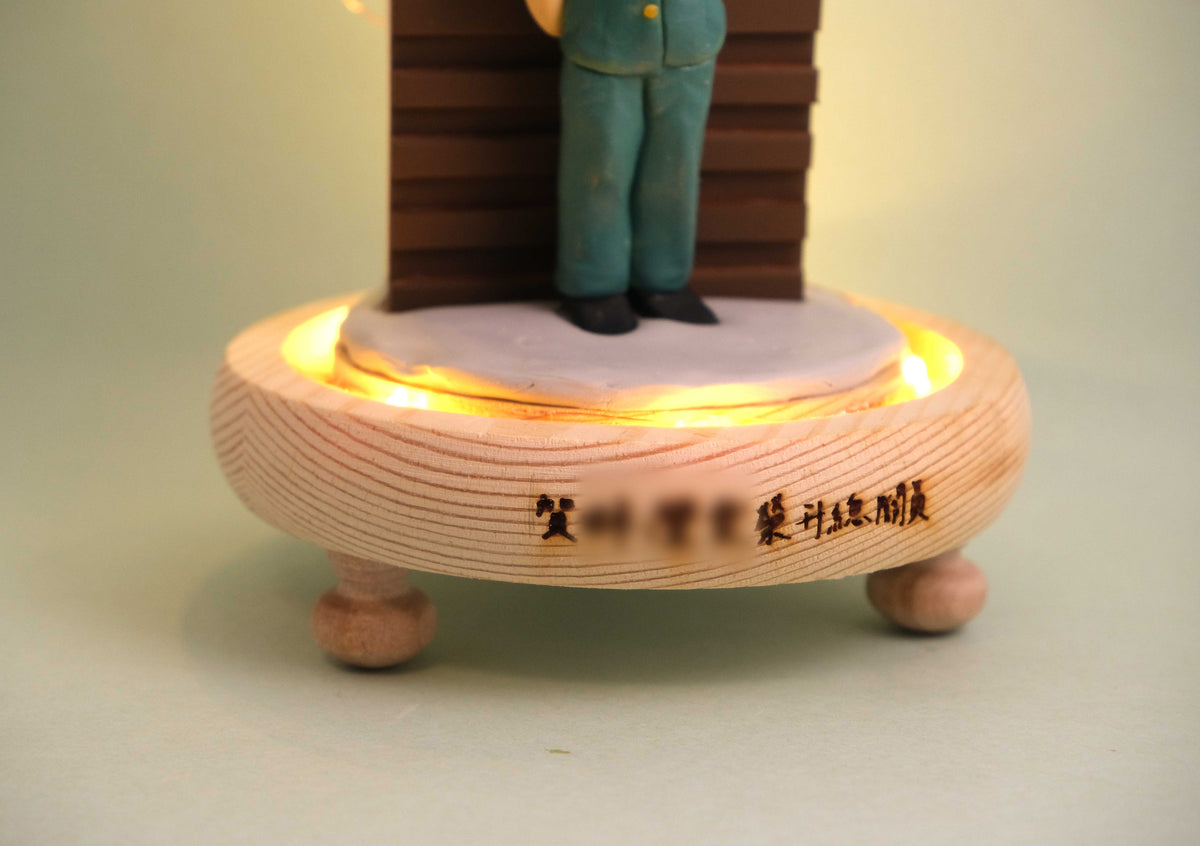 榮休記念小禮品,內有LED燈效,可客製名字.提供相片客製人物造型