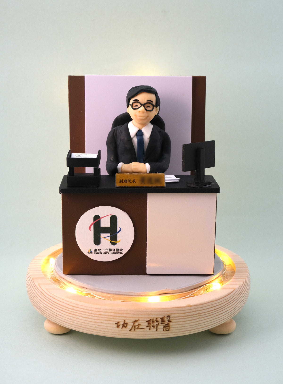 榮休記念小禮品,內有LED燈效,可客製名字.提供相片客製人物造型