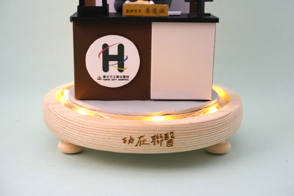 榮休記念小禮品,內有LED燈效,可客製名字.提供相片客製人物造型