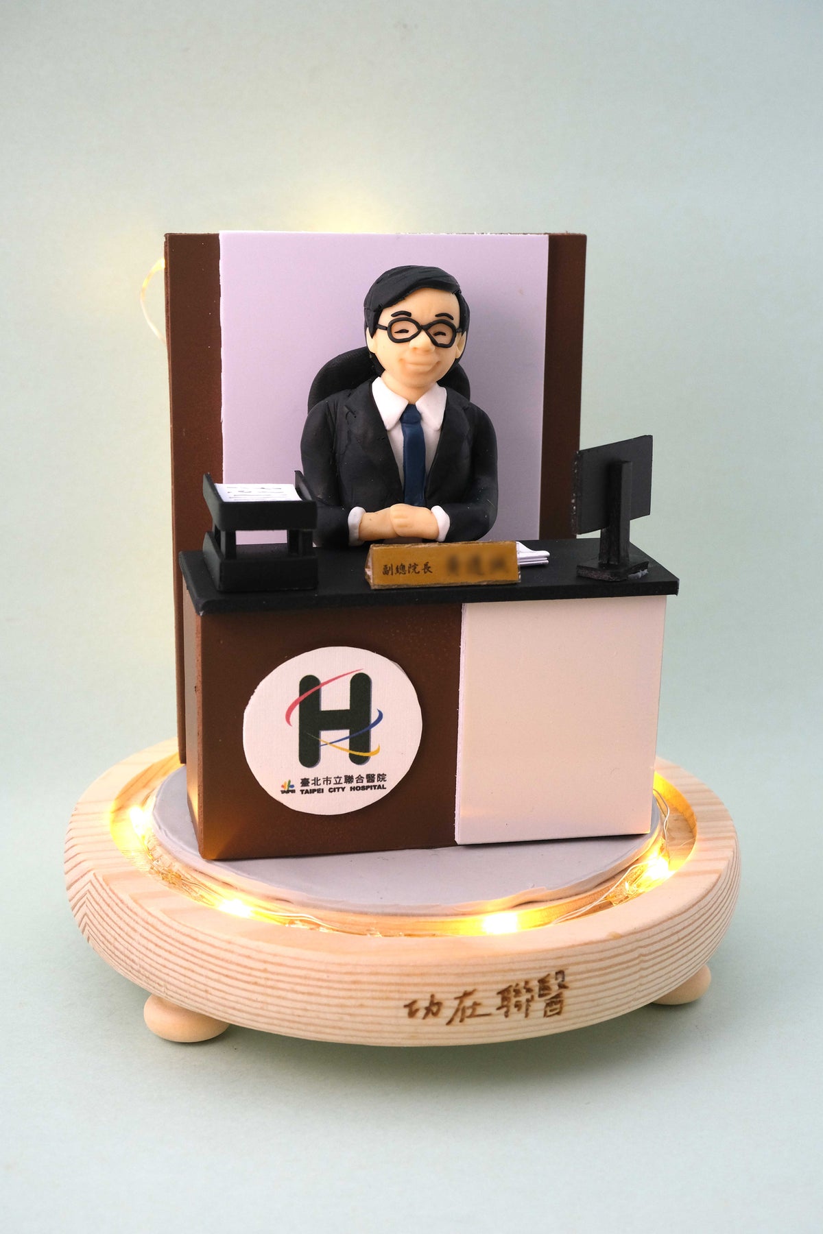 榮休記念小禮品,內有LED燈效,可客製名字.提供相片客製人物造型