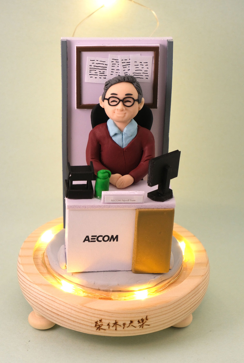 Retirement commemorative gift, featuring LED lighting effects, customizable with a name. Custom character design available based on your photo.