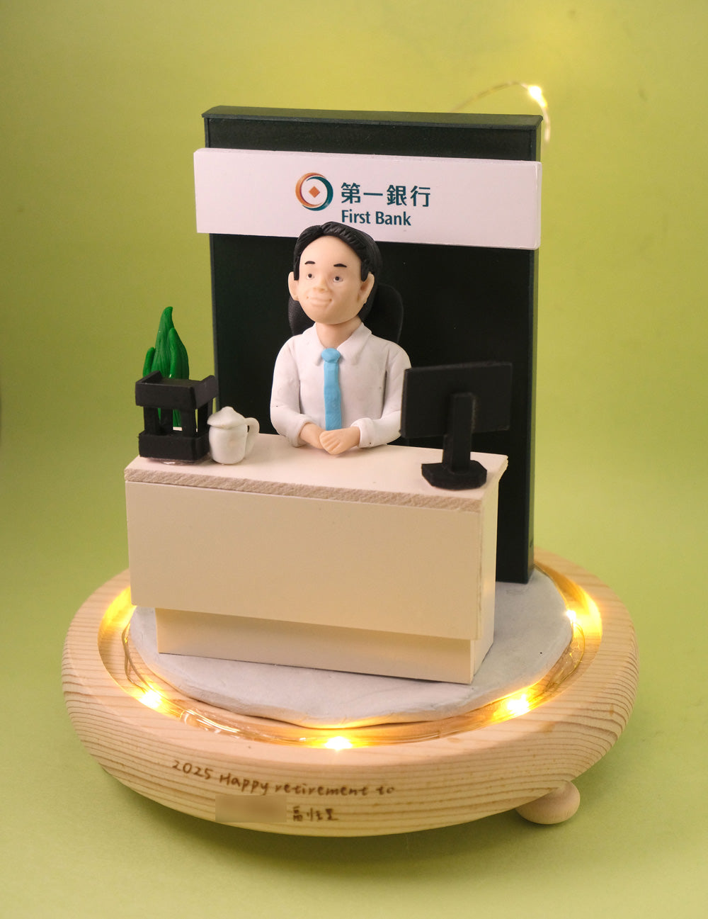 榮休記念小禮品,內有LED燈效,可客製名字.提供相片客製人物造型
