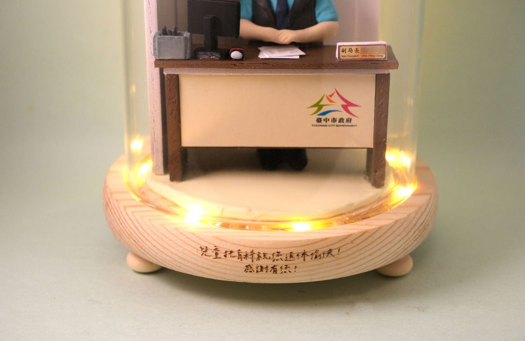 Retirement commemorative gift, featuring LED lighting effects, customizable with a name. Custom character design available based on your photo.