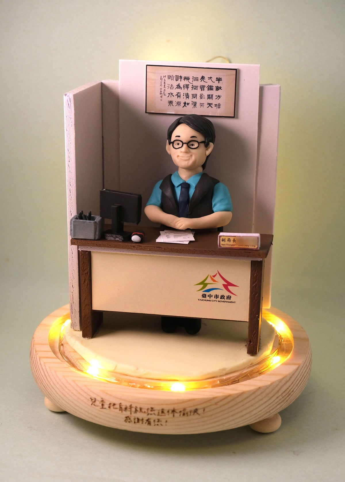 Retirement commemorative gift, featuring LED lighting effects, customizable with a name. Custom character design available based on your photo.