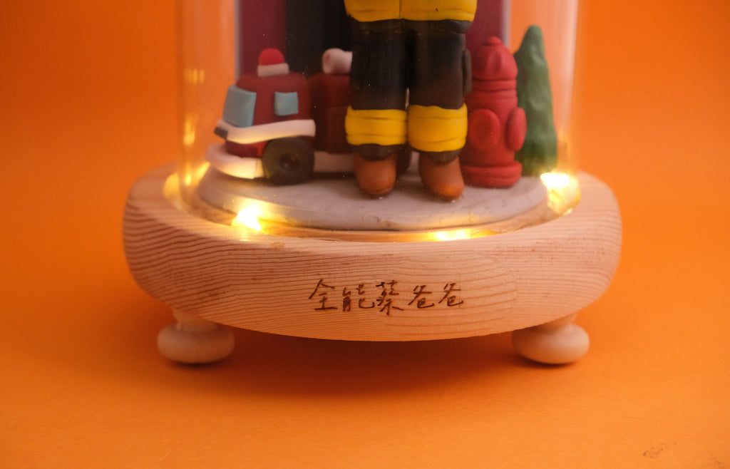 榮休記念小禮品,內有LED燈效,可客製名字.提供相片客製人物造型