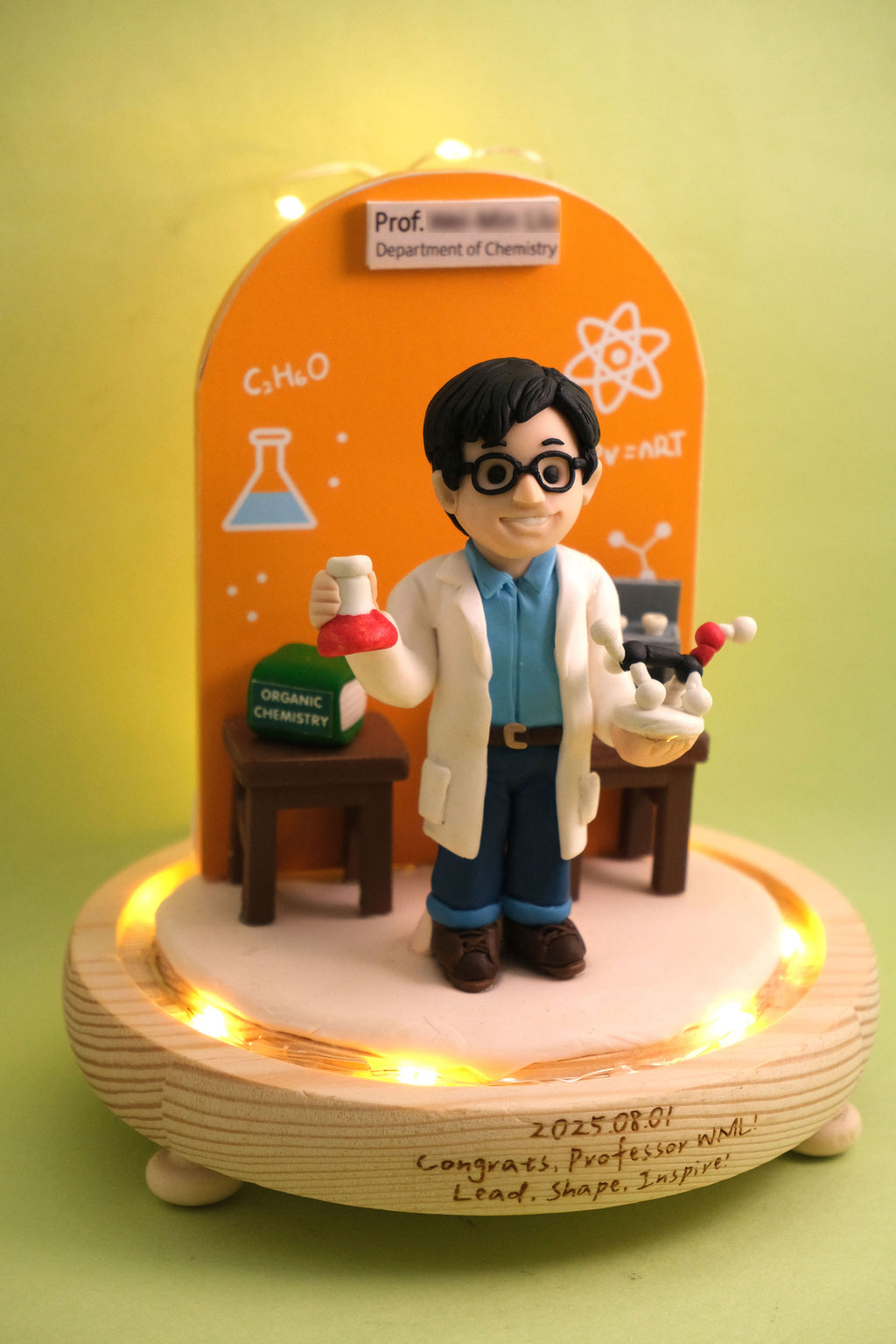 榮休記念小禮品,內有LED燈效,可客製名字.提供相片客製人物造型