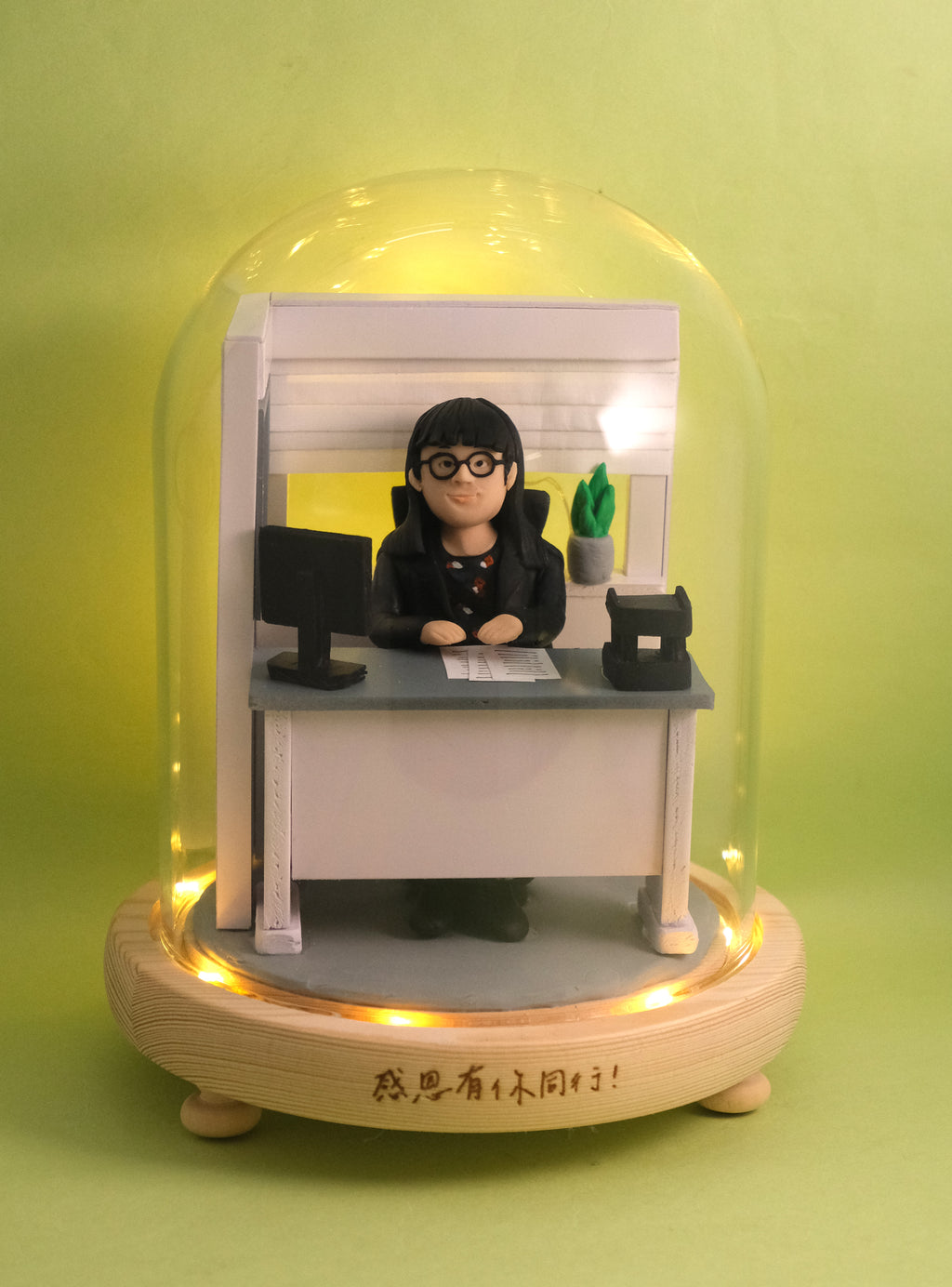 Retirement commemorative gift, featuring LED lighting effects, customizable with a name. Custom character design available based on your photo.