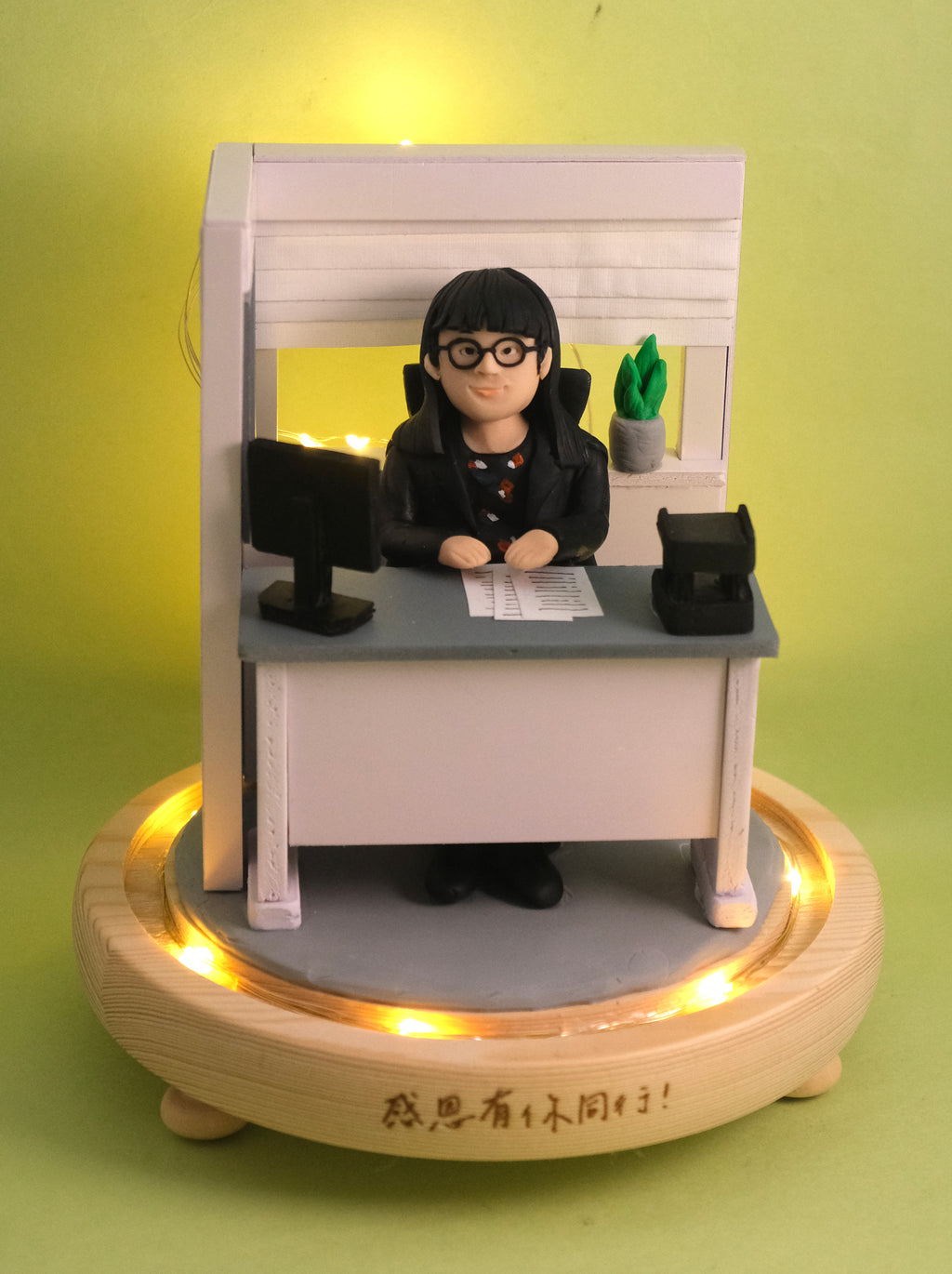 Retirement commemorative gift, featuring LED lighting effects, customizable with a name. Custom character design available based on your photo.