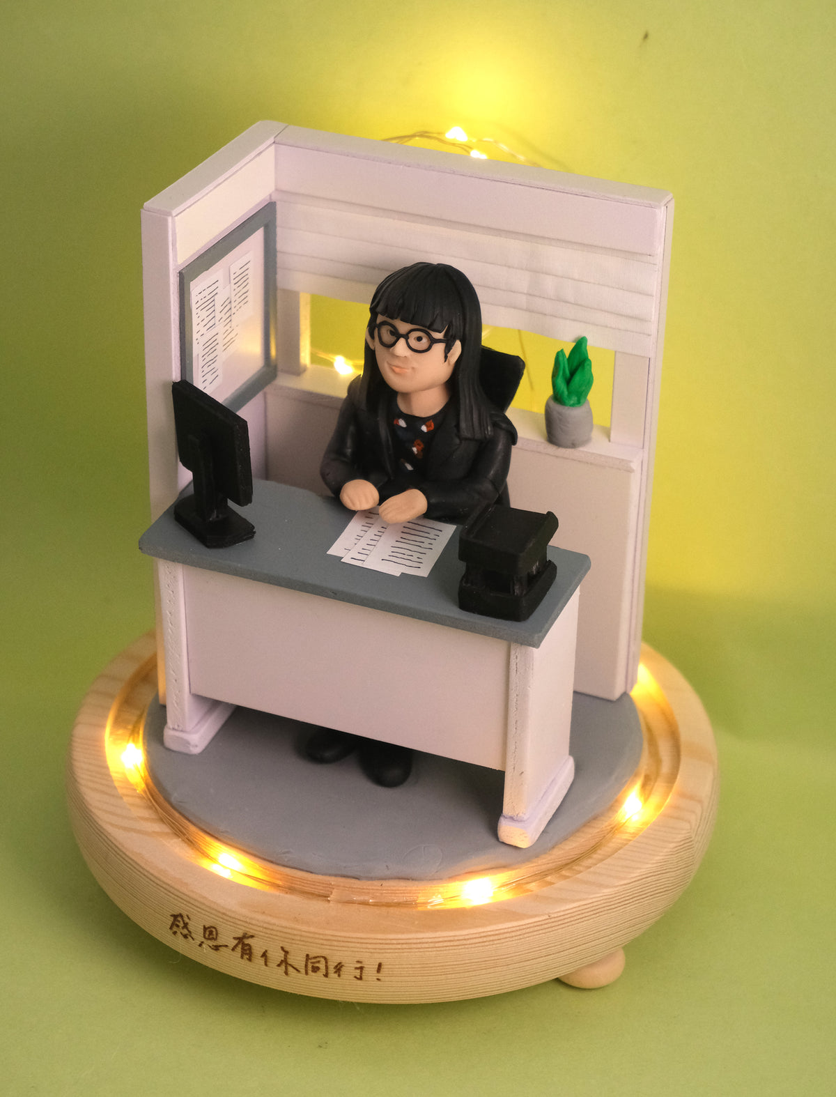 Retirement commemorative gift, featuring LED lighting effects, customizable with a name. Custom character design available based on your photo.